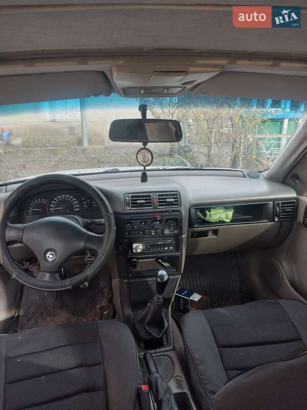 Седан Opel Vectra 1990 в Кельменцах