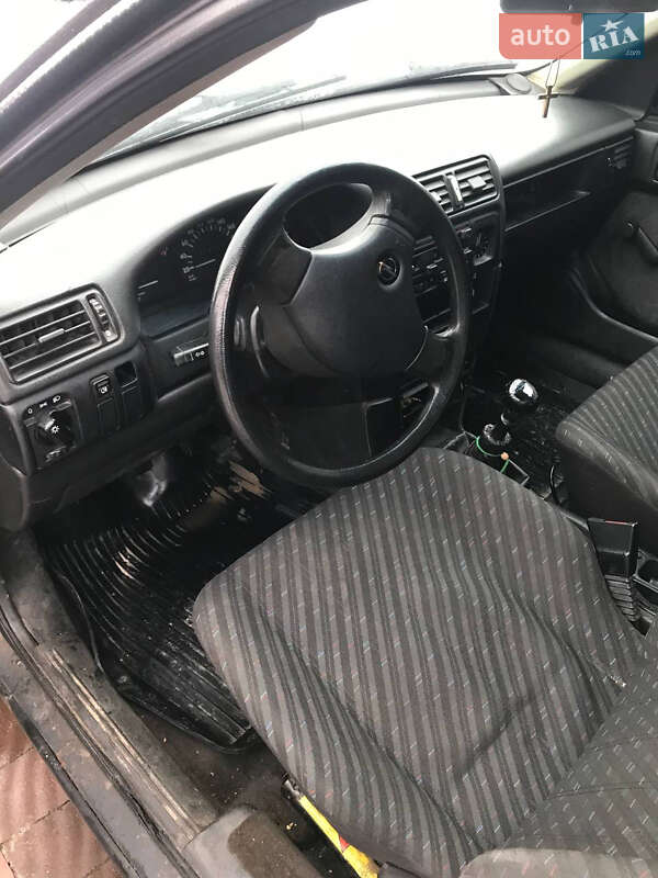 Седан Opel Vectra 1989 в Яворове
