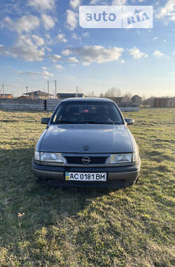 Седан Opel Vectra 1992 в Шацке