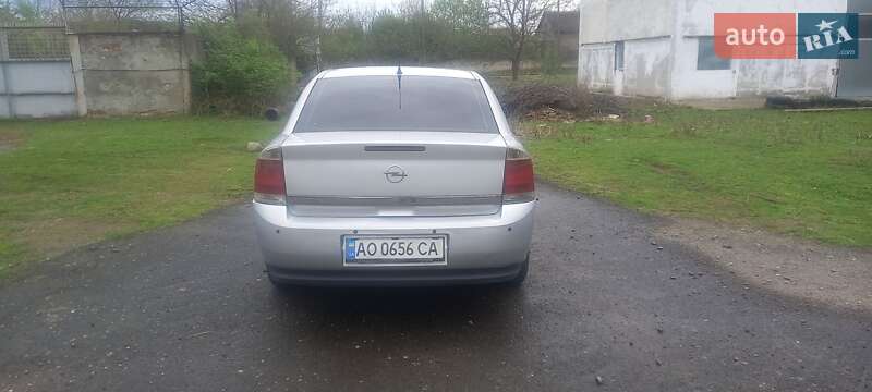 Седан Opel Vectra 2004 в Ужгороде