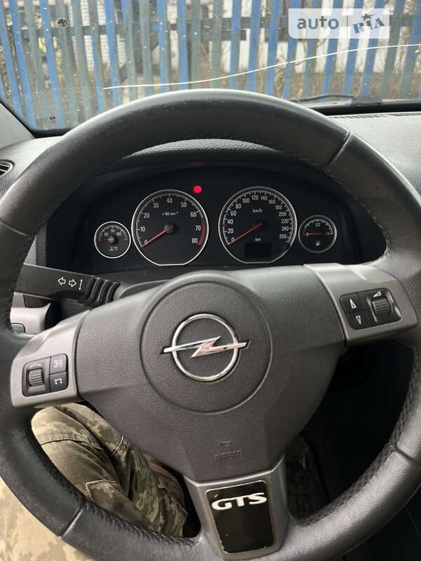 Лифтбек Opel Vectra 2006 в Хороле