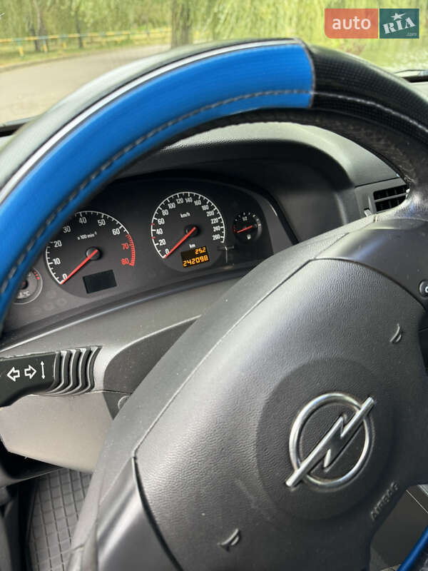Седан Opel Vectra 2003 в Ровно