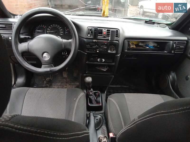 Лифтбек Opel Vectra 1990 в Сахновщине