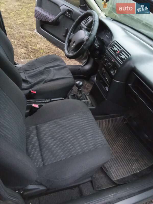 Седан Opel Vectra 1990 в Краснограде фото 4 Седан Opel Vectra 1990 в Краснограде