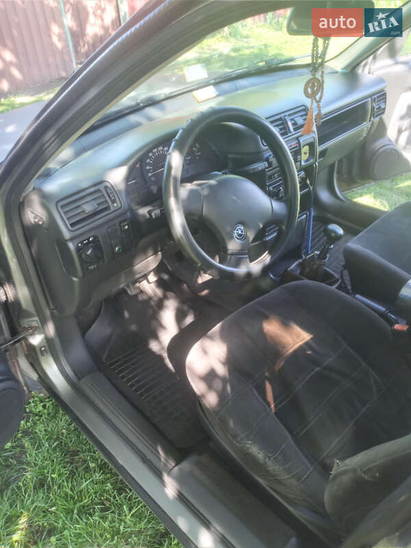 Седан Opel Vectra 1989 в Ичне