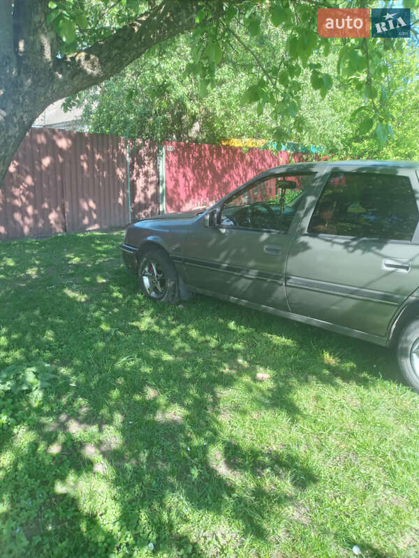 Седан Opel Vectra 1989 в Ичне