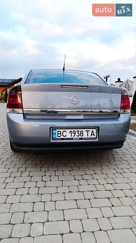 Седан Opel Vectra 2004 в Радехові