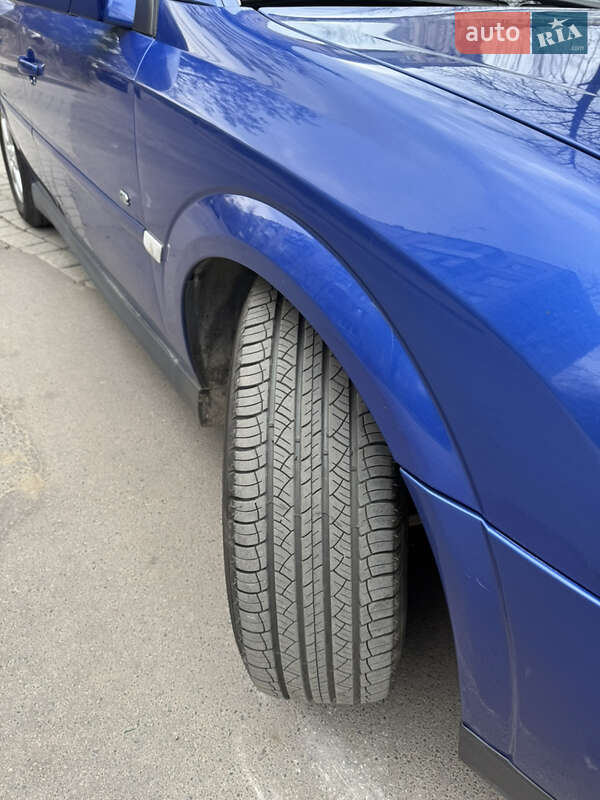 Седан Opel Vectra 2004 в Львові
