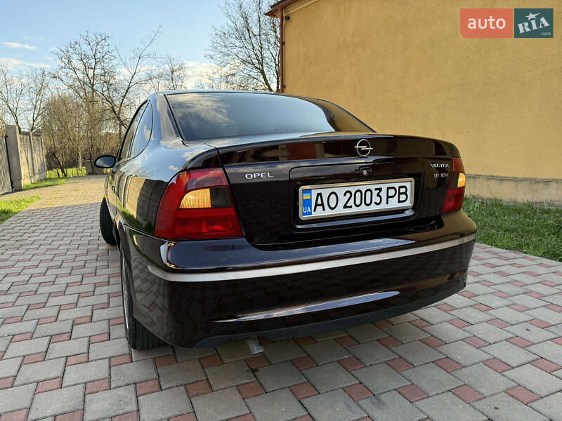 Седан Opel Vectra 2000 в Хусте