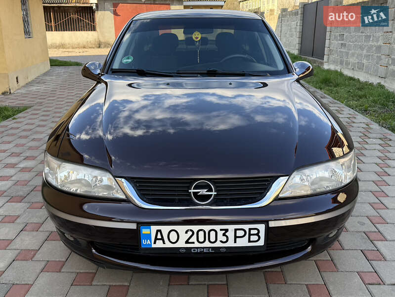 Седан Opel Vectra 2000 в Хусте