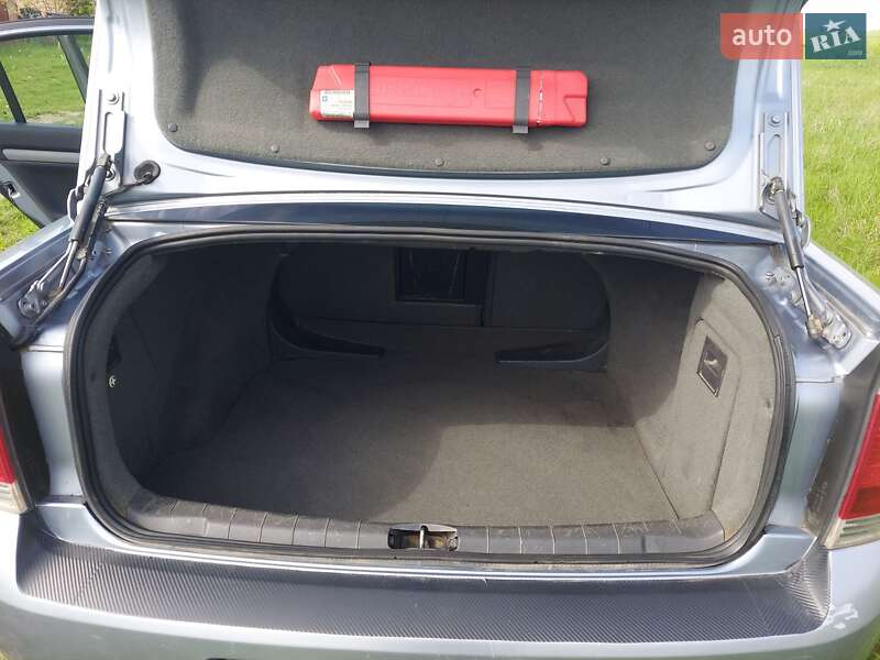 Седан Opel Vectra 2004 в Новомиргороде