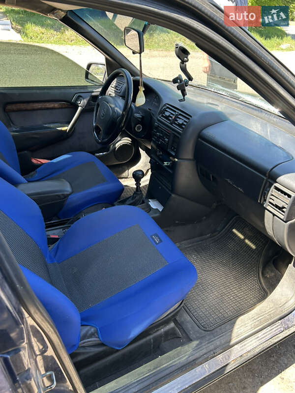 Седан Opel Vectra 1995 в Кицмани