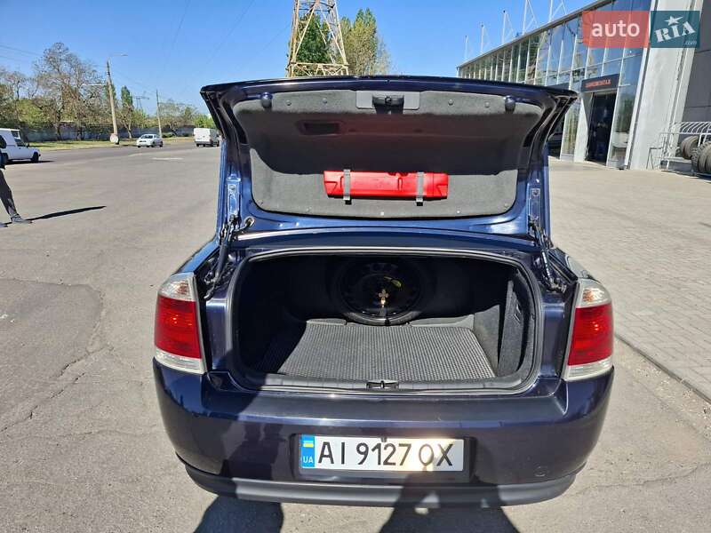 Седан Opel Vectra 2004 в Миколаєві