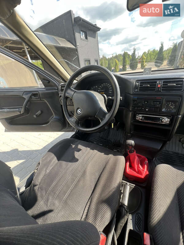 Седан Opel Vectra 1992 в Яворове