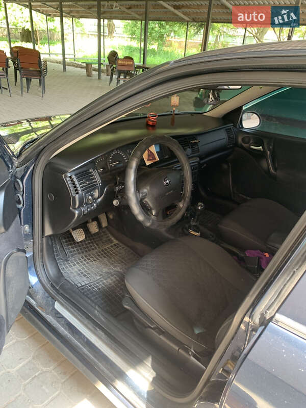 Седан Opel Vectra 2000 в Скалате