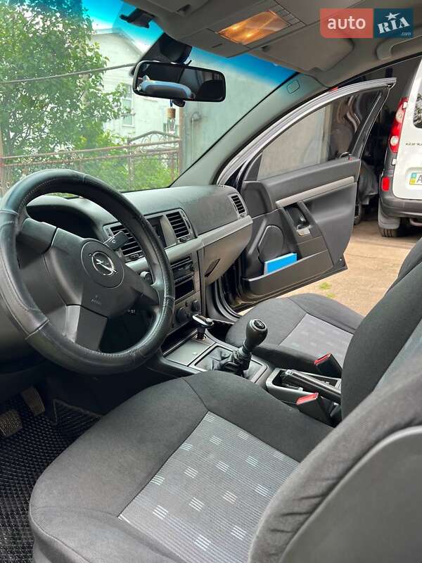 Седан Opel Vectra 2006 в Долине