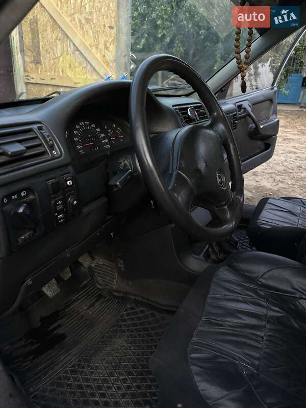 Седан Opel Vectra 1989 в Новодністровську