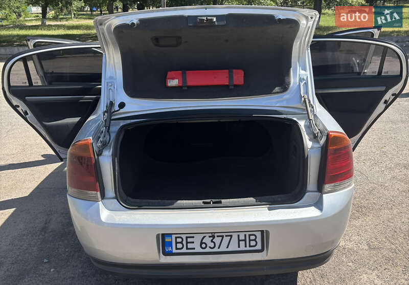 Седан Opel Vectra 2004 в Новом Буге