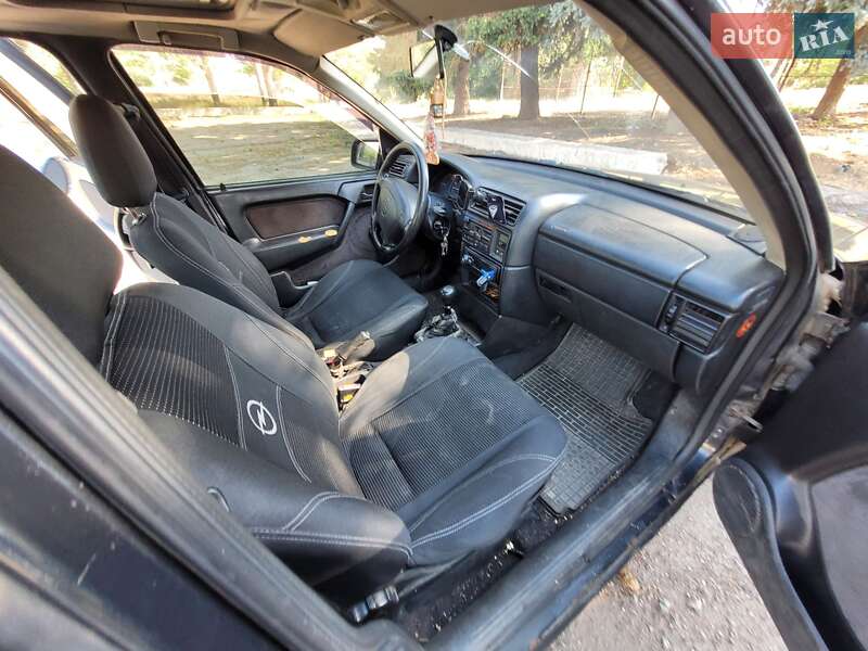 Седан Opel Vectra 1995 в Покрове