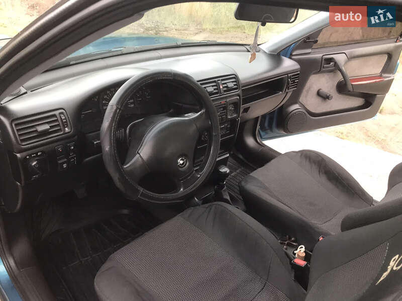 Лифтбек Opel Vectra 1992 в Горишних Плавнях