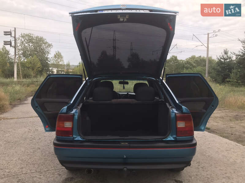 Лифтбек Opel Vectra 1992 в Горишних Плавнях