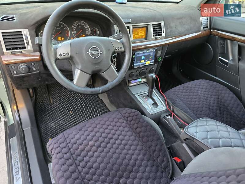 Седан Opel Vectra 2004 в Днепре