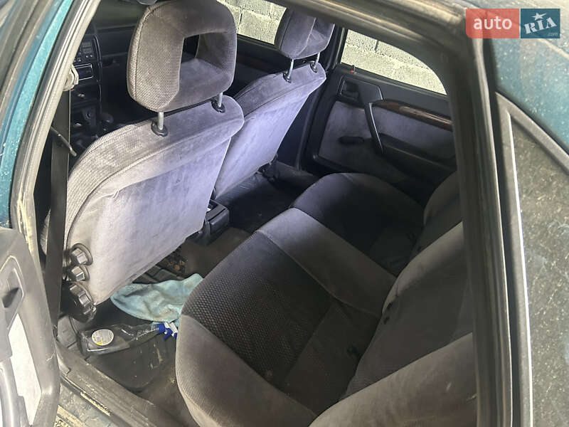 Седан Opel Vectra 1995 в Долине