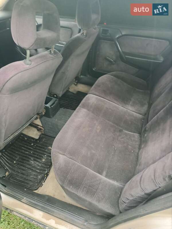 Седан Opel Vectra 1990 в Ровно