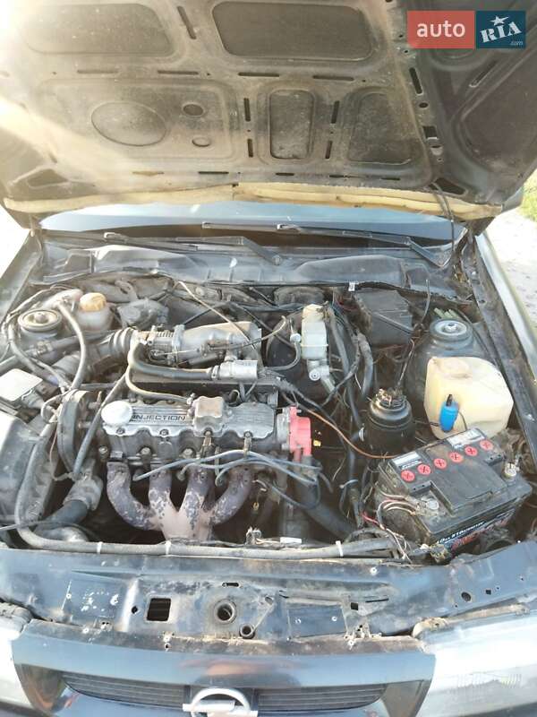 Седан Opel Vectra 1990 в Липовці