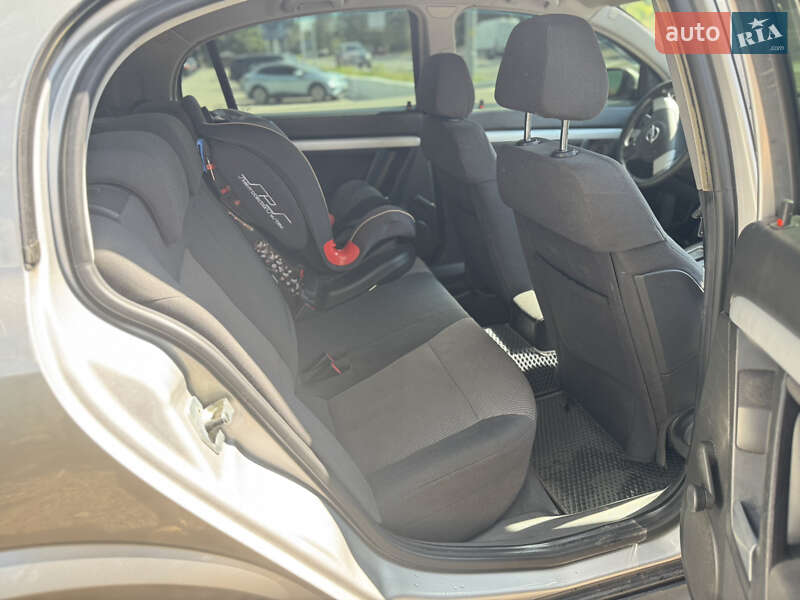 Седан Opel Vectra 2005 в Украинке