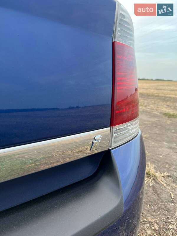 Седан Opel Vectra 2004 в Киеве