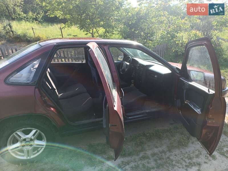 Седан Opel Vectra 1992 в Шпикове