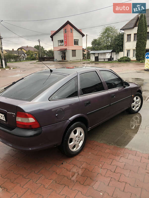 Лифтбек Opel Vectra 1996 в Долине