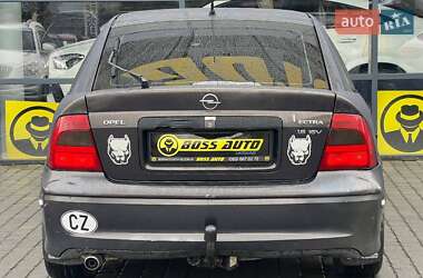 Лифтбек Opel Vectra 2000 в 