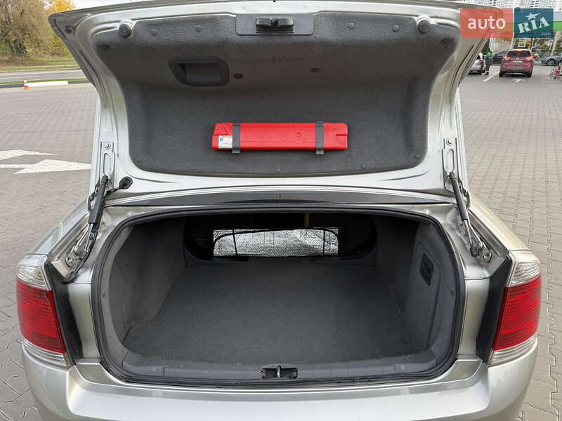 Седан Opel Vectra 2004 в Києві