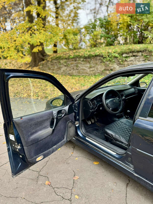 Седан Opel Vectra 2000 в Остроге