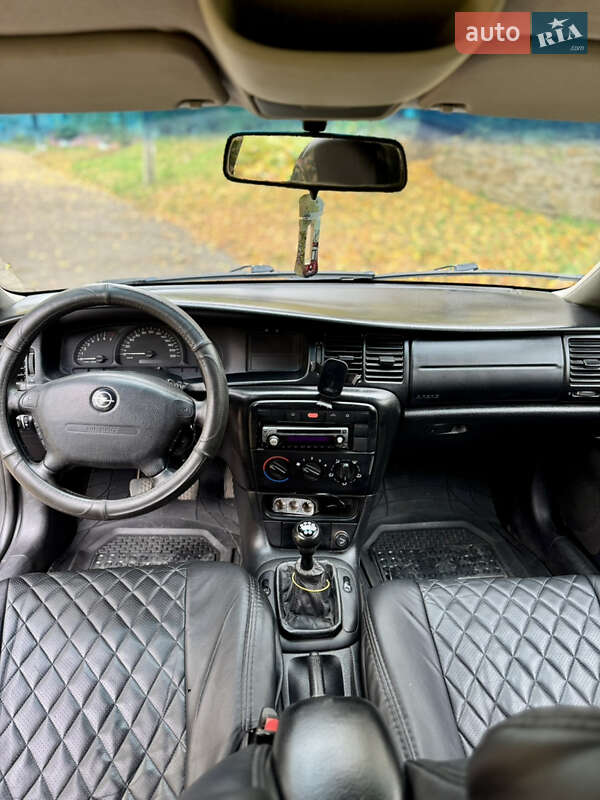 Седан Opel Vectra 2000 в Остроге