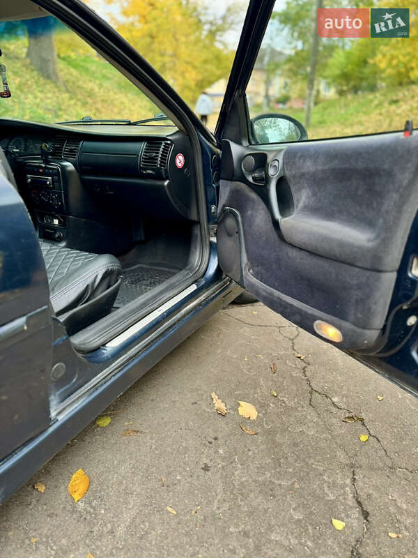 Седан Opel Vectra 2000 в Остроге