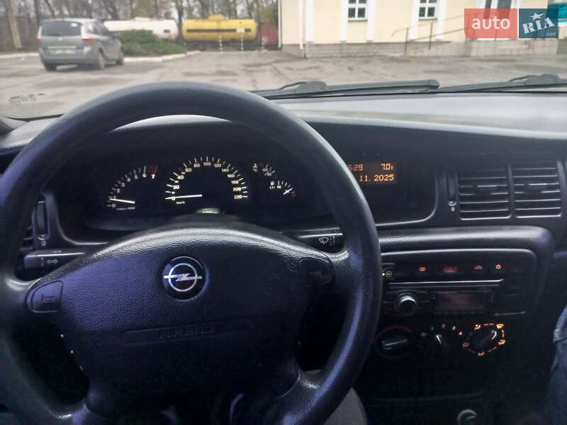 Седан Opel Vectra 1998 в Полтаві