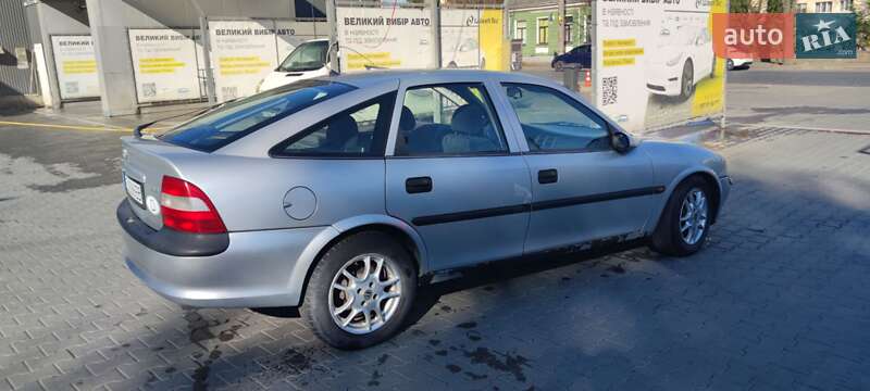 Ліфтбек Opel Vectra 1998 в Чернівцях