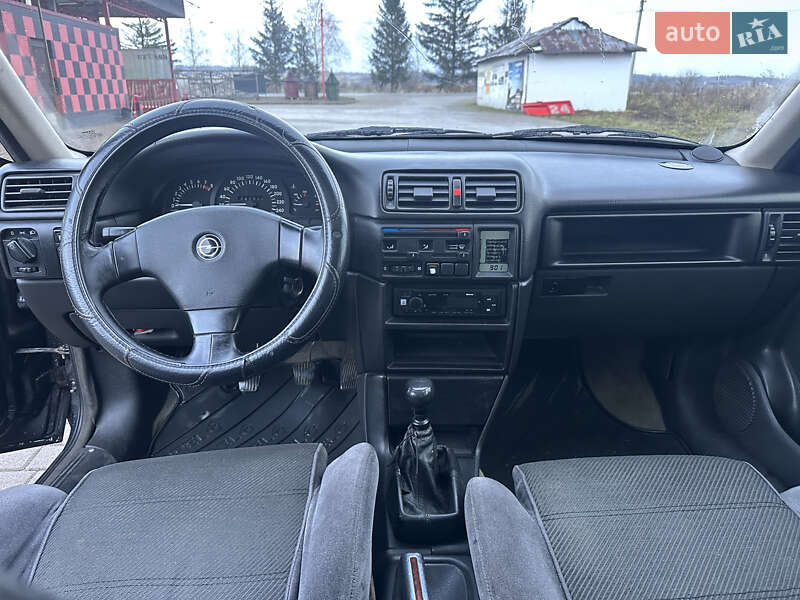 Седан Opel Vectra 1990 в Отынии