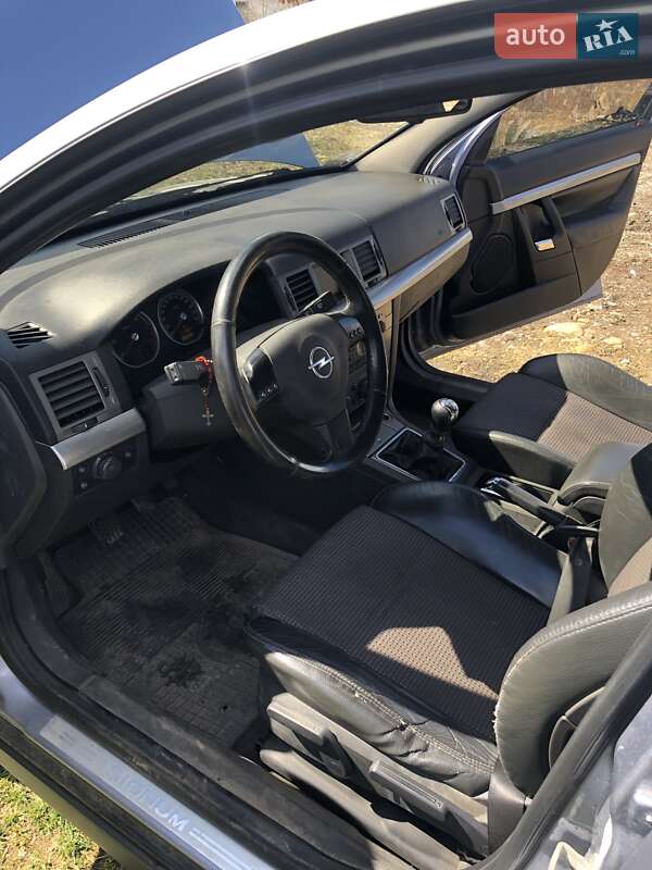 Лифтбек Opel Vectra 2004 в Калуше