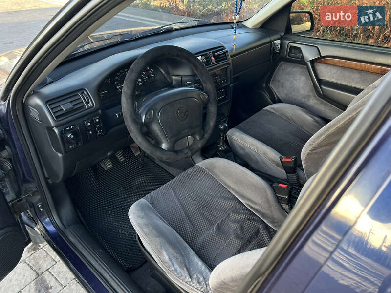 Ліфтбек Opel Vectra 1995 в Івано-Франківську фото 11 Ліфтбек Opel Vectra 1995 в Івано-Франківську