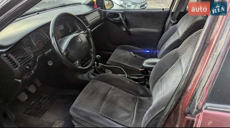 Седан Opel Vectra 1999 в Млинове