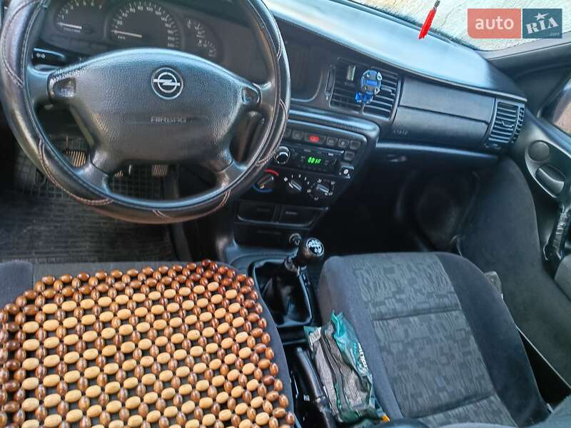 Седан Opel Vectra 1998 в Болехове