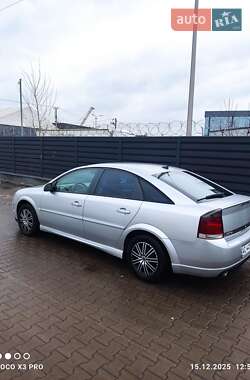 Лифтбек Opel Vectra 2004 в Вишневом