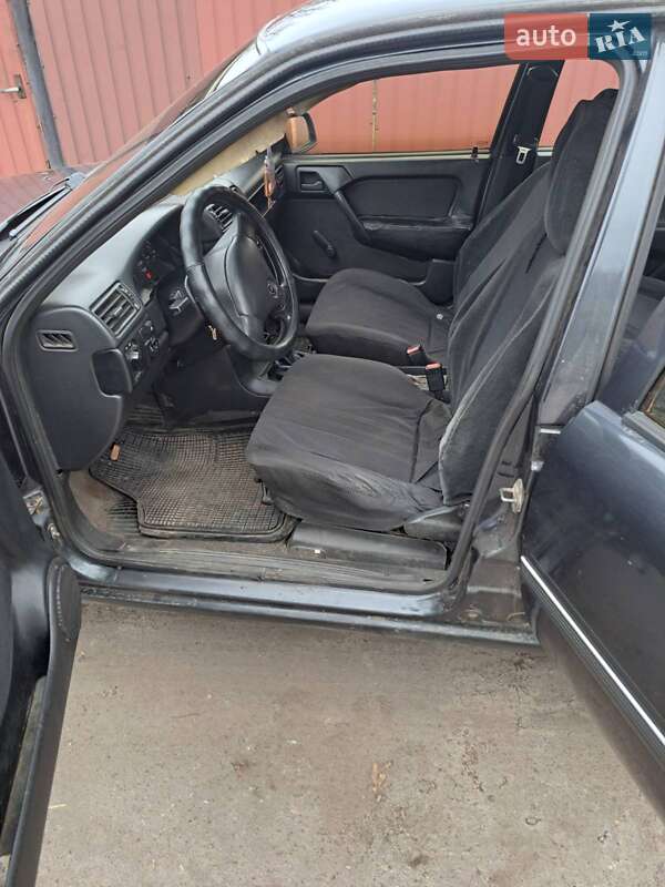Седан Opel Vectra 1990 в Гадячі