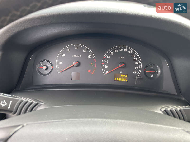 Седан Opel Vectra 2003 в Тульчине