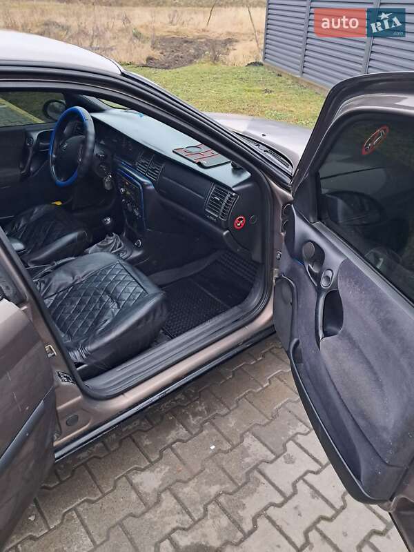 Седан Opel Vectra 1998 в Радехове