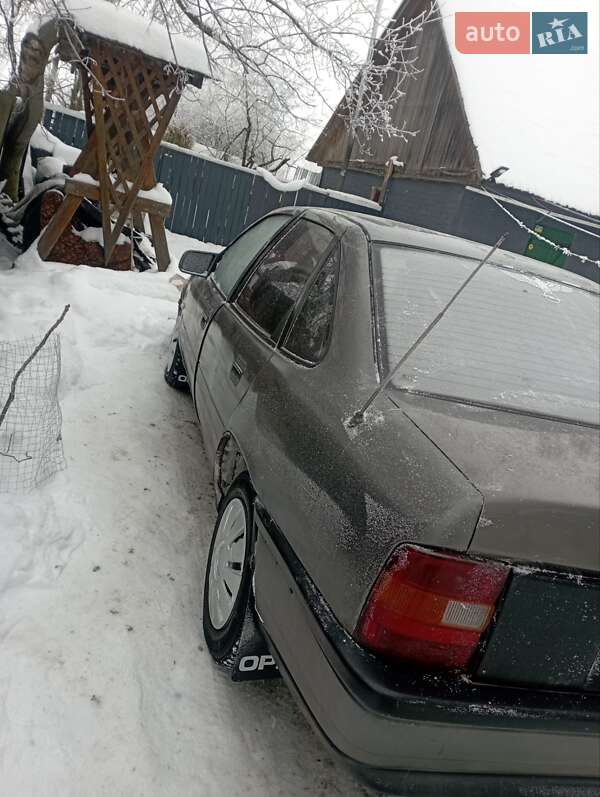 Седан Opel Vectra 1989 в Корце фото 5 Седан Opel Vectra 1989 в Корце